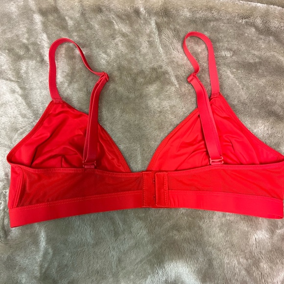 Red bra - Picture 2 of 3